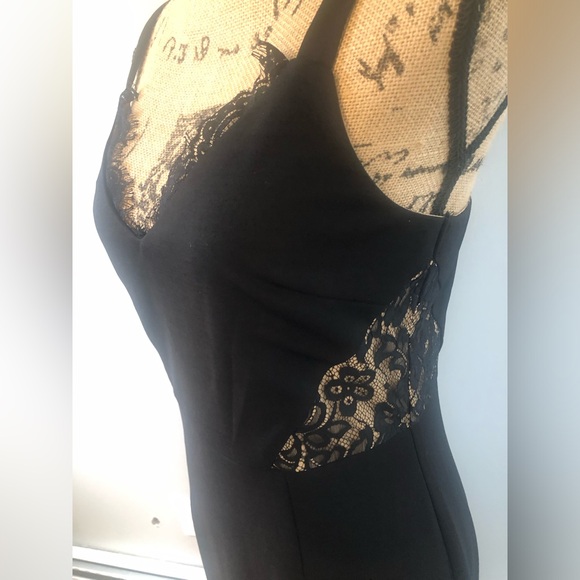 TWO SISTERS THE LABEL BLACK V-NECK MIDI DRESS W/ ILLUSION CUT-OUT LACE DETAILING - Picture 4 of 6